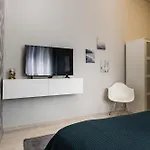 Elegant Duplex Near Greenery 아파트 *