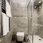Elegant Duplex Near Greenery 아파트 부다페스트