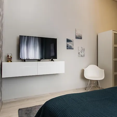 Elegant Duplex Near Greenery Apartment *