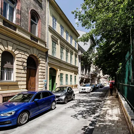 Elegant Duplex Near Greenery Apartment *